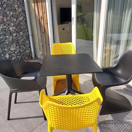 'T Strandhuys En De Vuurtoren, Met Eigen Keuken, Zonnig Terras Nabij Dorp, Duinen En Strand, Incl Verwarmd Binnen Zwembad ฮอลลุม ภายนอก รูปภาพ