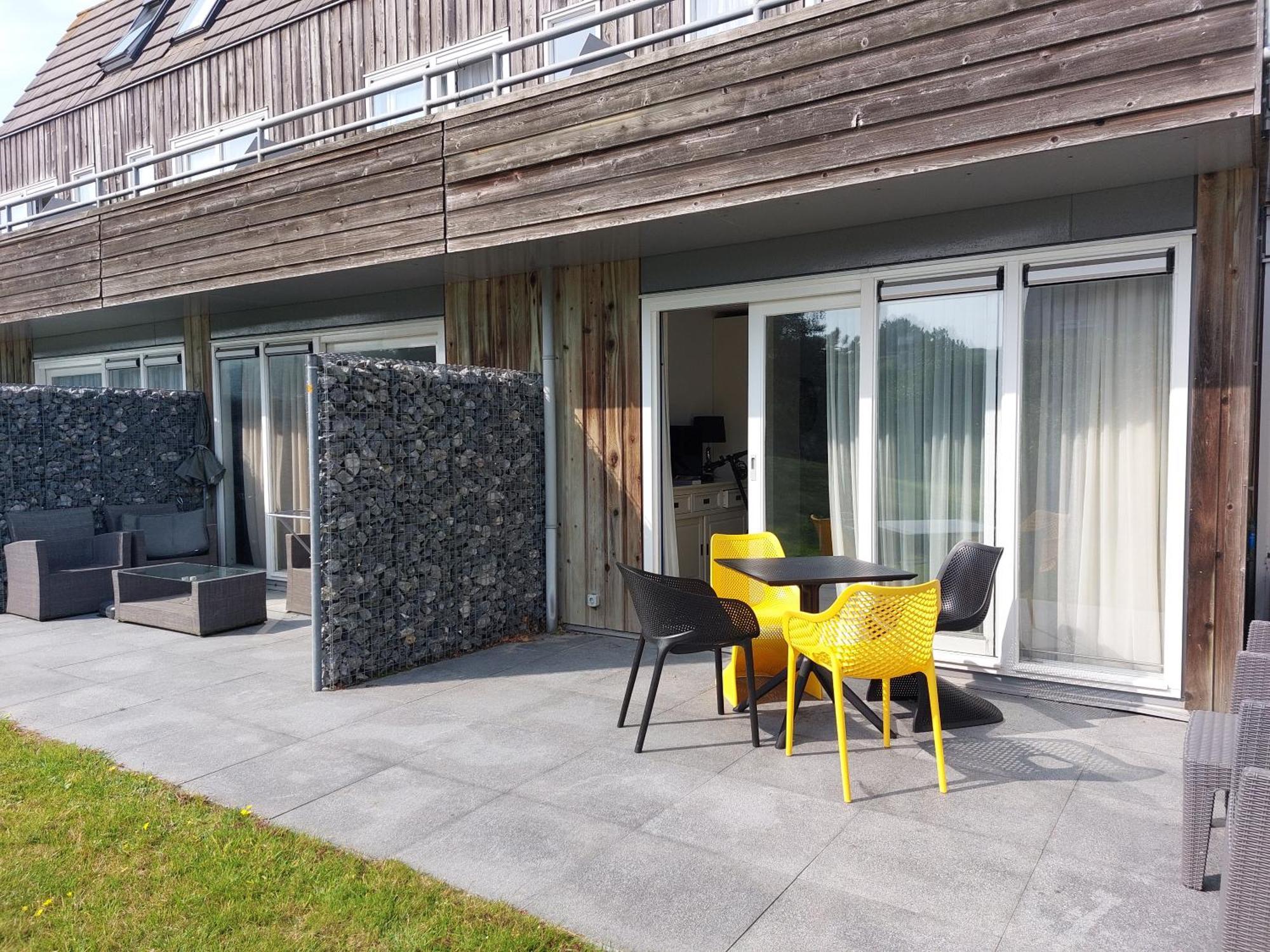 'T Strandhuys En De Vuurtoren, Met Eigen Keuken, Zonnig Terras Nabij Dorp, Duinen En Strand, Incl Verwarmd Binnen Zwembad ฮอลลุม ภายนอก รูปภาพ