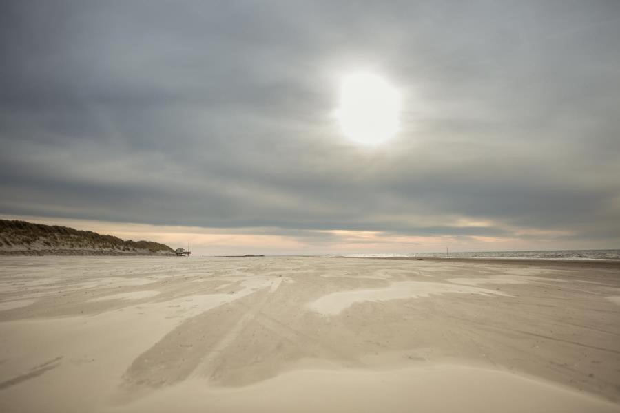 'T Strandhuys En De Vuurtoren, Met Eigen Keuken, Zonnig Terras Nabij Dorp, Duinen En Strand, Incl Verwarmd Binnen Zwembad ฮอลลุม ภายนอก รูปภาพ