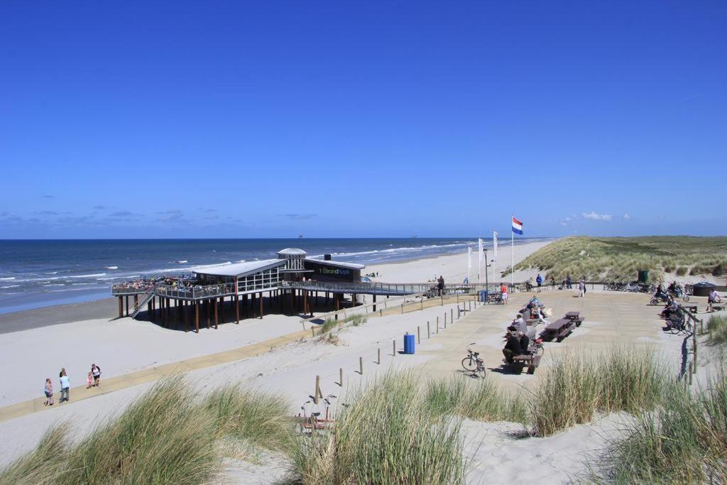 'T Strandhuys En De Vuurtoren, Met Eigen Keuken, Zonnig Terras Nabij Dorp, Duinen En Strand, Incl Verwarmd Binnen Zwembad ฮอลลุม ภายนอก รูปภาพ