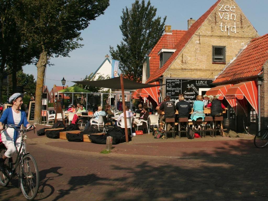 'T Strandhuys En De Vuurtoren, Met Eigen Keuken, Zonnig Terras Nabij Dorp, Duinen En Strand, Incl Verwarmd Binnen Zwembad ฮอลลุม ภายนอก รูปภาพ